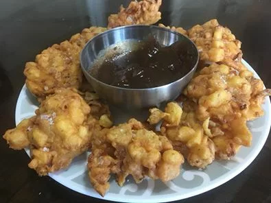 Plated vegetable pakora.