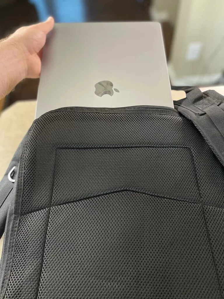 chef sac review laptop and tablet compartment